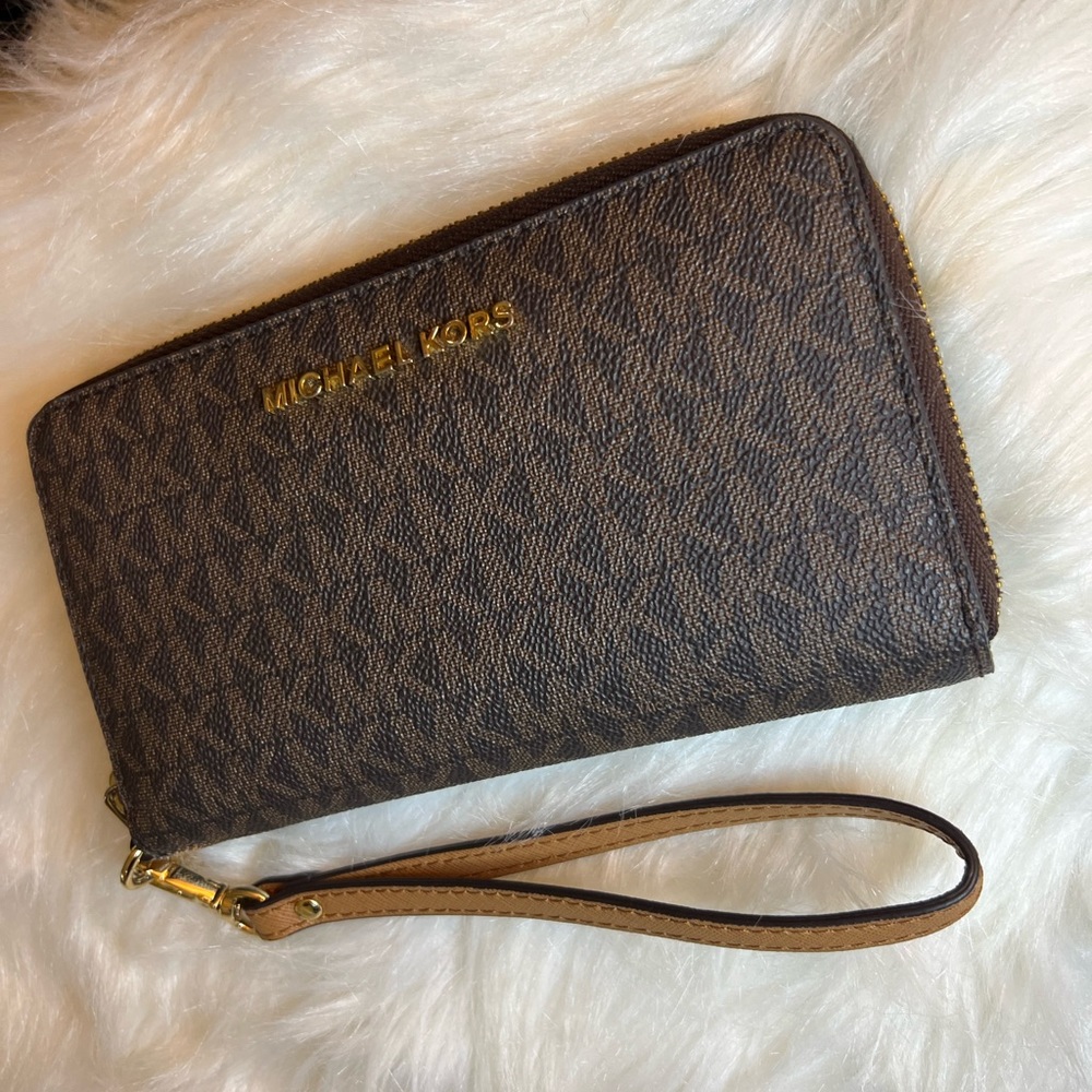 Michael Kors Brown MK Wristlet/Wallet with phone holder LGFLATMFPH excellent